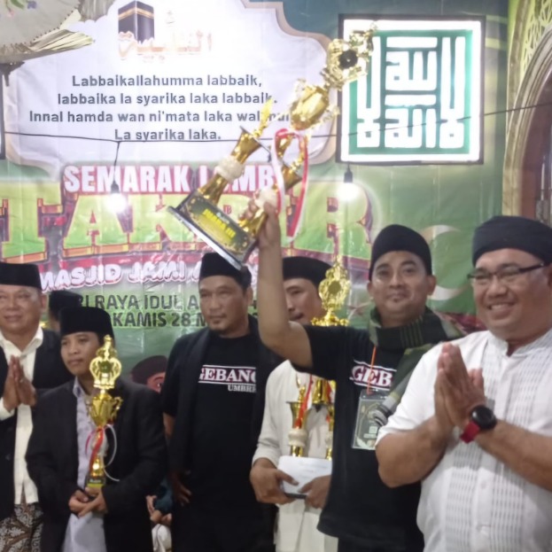 Foto: Pemenang Lomba Takbiran Berfoto Bersama Usai Terima Tropi Juara. 