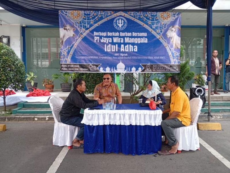 Foto: Perwakilan dari PT Jaya Wira Manggala, H. Otong Kosasih Tinjau Langsung Lokasi Pemotongan Hewan Kurban.