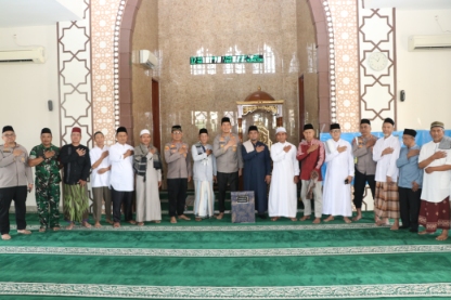 Foto: Usai Jum'at Curhat di Masjid Al Muhajirin Wakapolres Metro Tangerang Kota AKBP Eko Bagus Riyadi Berfoto Bersama DKM. 