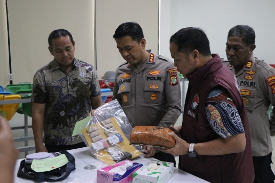 Foto: Kapolres Metro Tangerang Kota, Kombes Pol. Dr. Raden Muhammad Jauhari, S.H., S.I.K., M.Si. Cek BB 1 Kg. Ganja Sebelum Konferensi Pers. 