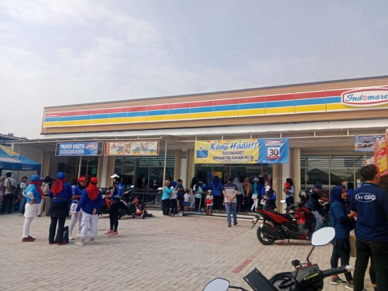 Foto: Gerai Indomaret di Jalan Raya KH. Hasyim Ashari yang Diduga Belum Mengantongi Izin.