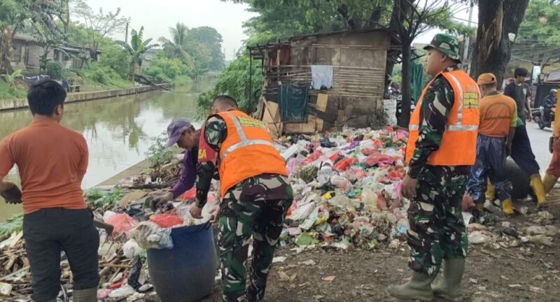 Foto: Satgas Kodim 0510 Tigaraksa Saat Turun Tangan Bersihkan Sampah Menumpuk di Sepatan. 