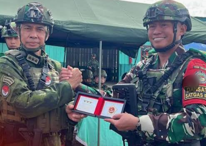 Foto: Pangkogabwilhan III Letjen TNI Lucky Avianto, S.I.P.,M.Si. saat memberikan penghargaan kepada 36 prajurit Yonif 751/Vira Jaya Sakti (VJS).