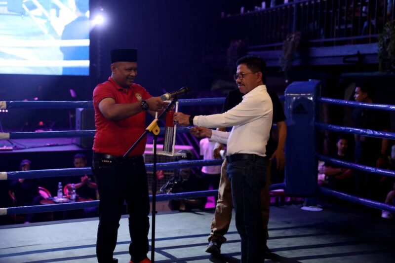 Foto: Wali Kota Tangerang, H. Sachrudin dan Kadispora Kota Tangerang, Kaonang Saat Resmi Membuka Youth Combat Championship Volume 1