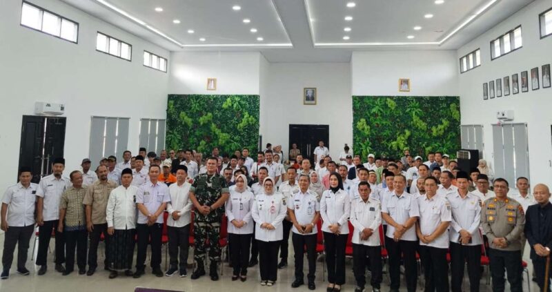 Foto: Kasdim 0510 Tigaraksa (Trs), Mayor Inf. Windra Sanur Berfoto Bersama Usai Giat Penguatan Posbakum Bersama Wakil Bupati Intan Nurul Hikmah dan Jajaran Pemerintah Kecamatan dan Kelurahan se- Kabupaten Tangerang. 