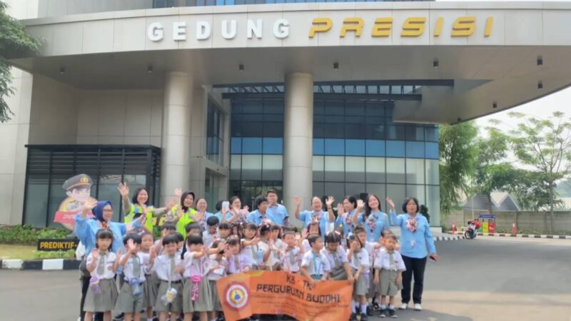 Foto: Usai Mengikuti Program Polsanak, puluhan siswa TK Perguruan Buddhi Berfoto bersama anggota Satlantas di Depan Mako Gedung Presisi Polres Metro Tangerang Kota.