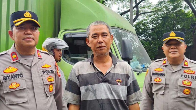 Foto: Sopir Yang Diselamatkan Personil Polres Metro Tangerang Kota Saat  Tiba-tiba  Truk Wing Box Yang Dikendarainya Terbakar. 