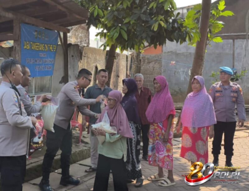 Foto: Kapolsek Pinang, IPTU Adityo Wijanarko Saat Pimpin Pelaksanaan JAGA JAKARTA+ On The Spot dengan Menyerahkan Bantuan ke Warga Kurang Mampu. 