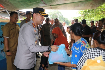 Foto: Kapolres Metro Tangerang Kota Saat Menyerahkan Bantuan Kepada Masyarakat Kurang Mampu di Kampung Cacing, Karawaci, Kota Tangerang. 