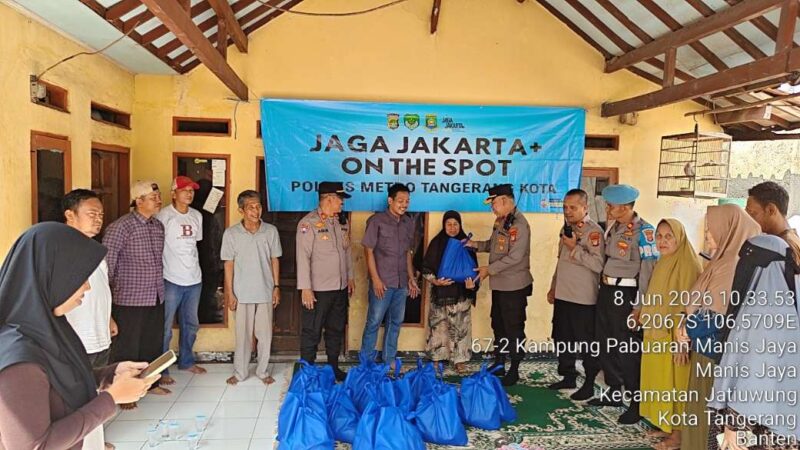 Foto: Kapolsek Jatiuwung, Kompol Rabiin Saat Menyerahkan Bantuan Sembako Kepada Warga. 