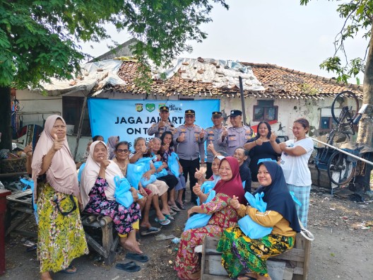 Foto: Usai Menyerahkan Bantuan Sembako, Kapolsek Benda AKP Sriyono, SH., MH., Beserta Jajaran Berfoto Bersama Warga. 