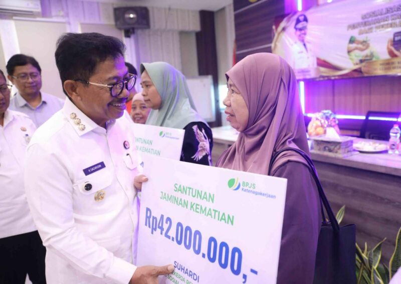 Foto: Wali Kota Tangerang, H. Sachrudin, saat membuka Sosialisasi Manfaat Program BPJS Ketenagakerjaan sekaligus Penyerahan Simbolis Kartu Kepesertaan BPJS Ketenagakerjaan di Aula Kecamatan Karawaci, Rabu (10/06/2026).