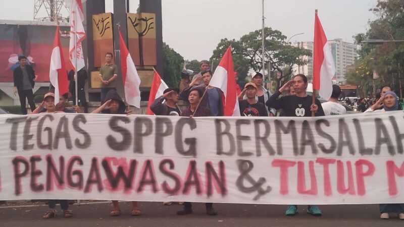 Foto: LAP Kota Tangerang Saat Menggelar Aksi Demo di Tugu Adipura, Kota Tangerang. 