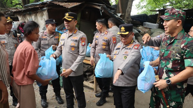 Foto: Kapolres Metro Tangerang Kota, Kombes Pol Dr Raden Muhammad Jauhari Didampingi Kapolsek Batuceper, Kompol Gunawan Beserta Jajaran Saat Serahkan Bantuan Sembako ke Warga.