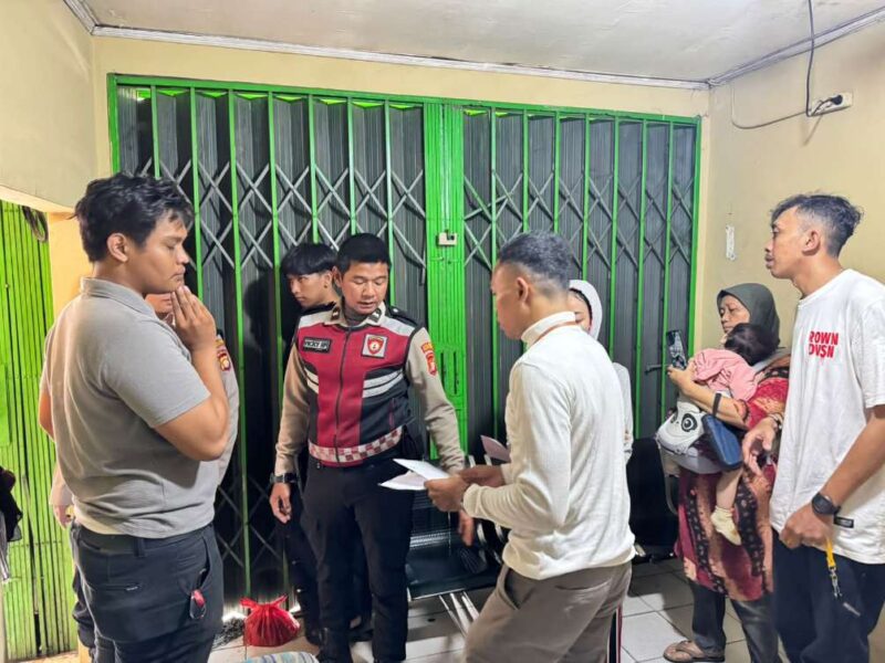 Foto: Anggota Patroli Polsek Kelapa Dua Pimpinan IPDA Parningotan Tinambunan Saat Menolong Ibu yang sedang Menggonceng Anak Kecil Dicegat Oknum Matel.