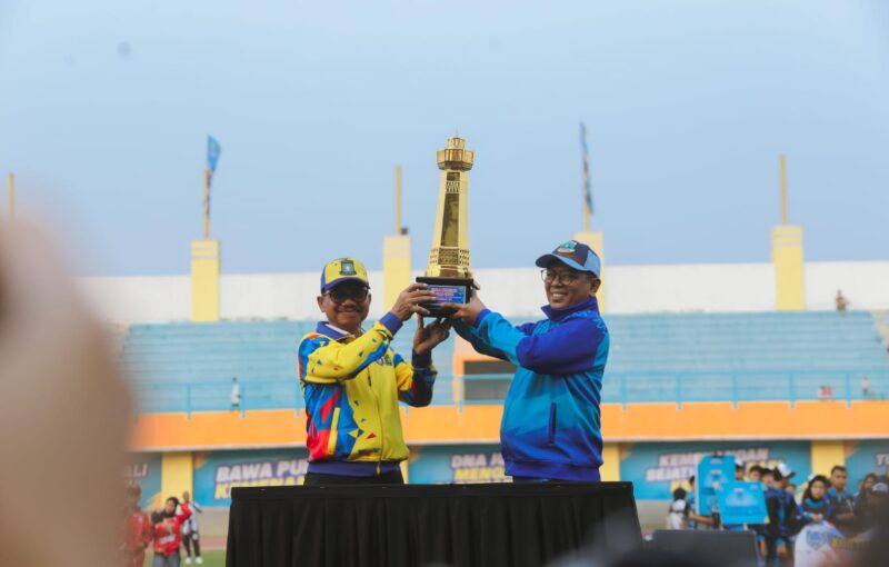 Foto: Wali Kota Tangerang, H. Sachrudin Saat Menyerahkan Piala Bergilir POPDA Banten ke Gubernur Andra Soni.