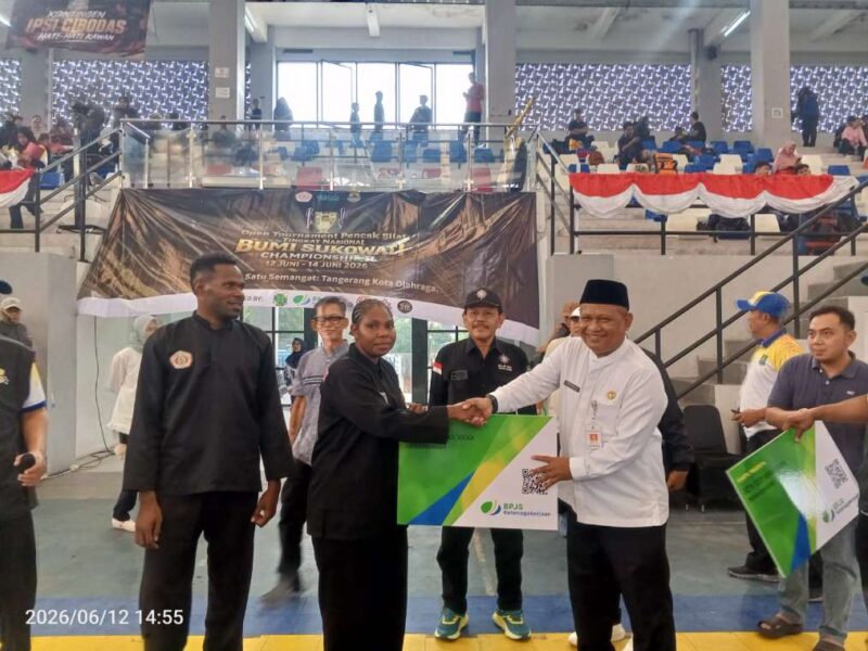 Foto: Kadispora Kota Tangerang, Kaonang didampingi Ketua Cabang PSHT Kota Tangerang, Mas Sarju Saputro Saat Menyerahkan BPJS Secara Simbolis Kepada Atlet. 