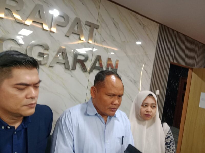 Foto: Ketua Komisi l DPRD Kota Tangerang, H. Junadi Saat Memberikan Keterangan Pers Usai Gelar Rapat Dengar Pendapat. 