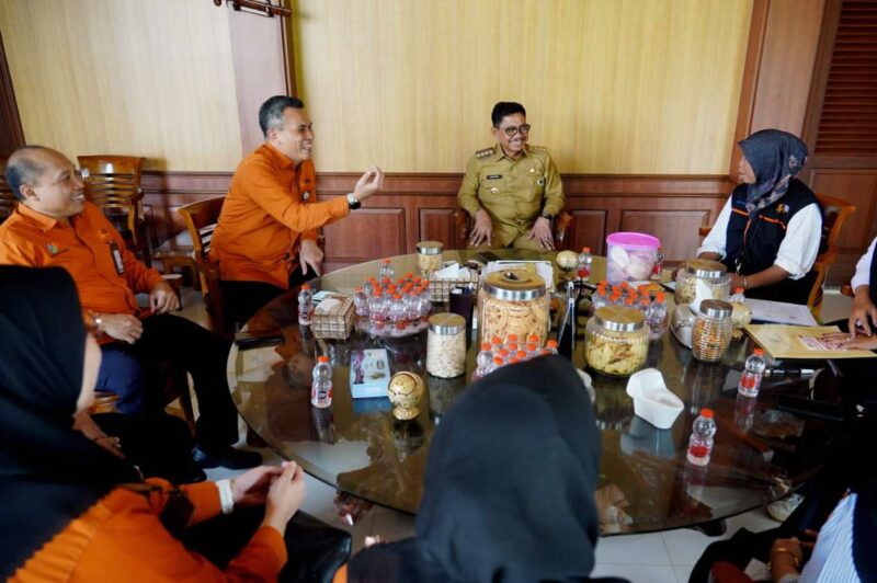 Foto: Wali Kota Tangerang H. Sachrudin saat menerima kunjungan perdana petugas Sensus Ekonomi 2026 BPS Kota Tangerang di kediaman resminya, Senin (15/06/2026).