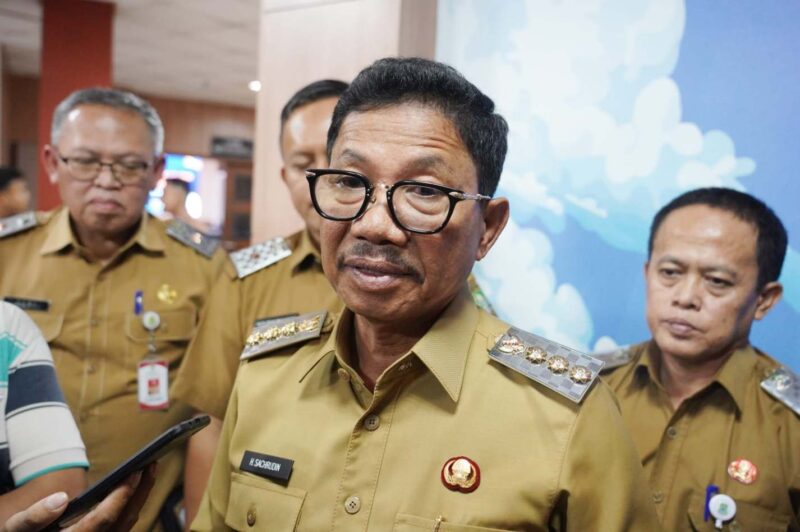 Foto: Wali Kota Tangerang, H.Sachrudin saat memberikan keterangan Pers usai pimpin rapat di Ruang Rapat Akhlakul Karimah, Puspem Kota Tangerang, Senin (15/06/2026).