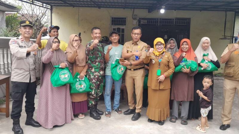 Foto: Usai Menyerahkan Bansos ke Warga, Danramil 12 Rajeg, Kepolisian dan Forkopimcam Berfoto Bersama Warga. 