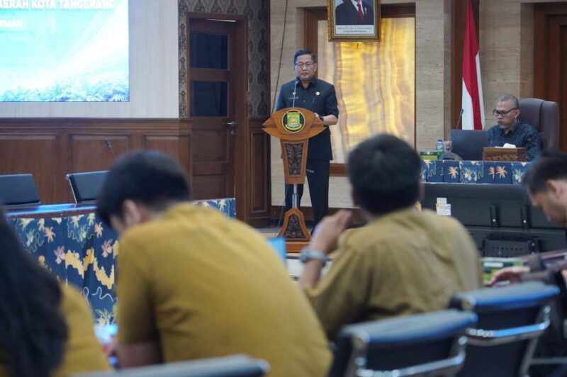 Foto: Sekretaris Daerah (Sekda) Kota Tangerang, H. Herman Suwarman, saat membuka Rapat Koordinasi (Rakor) Pejabat Pengelola Informasi dan Dokumentasi (PPID) yang berlangsung di Pusat Pemerintahan (Puspem) Kota Tangerang, Senin (22/06/2026).