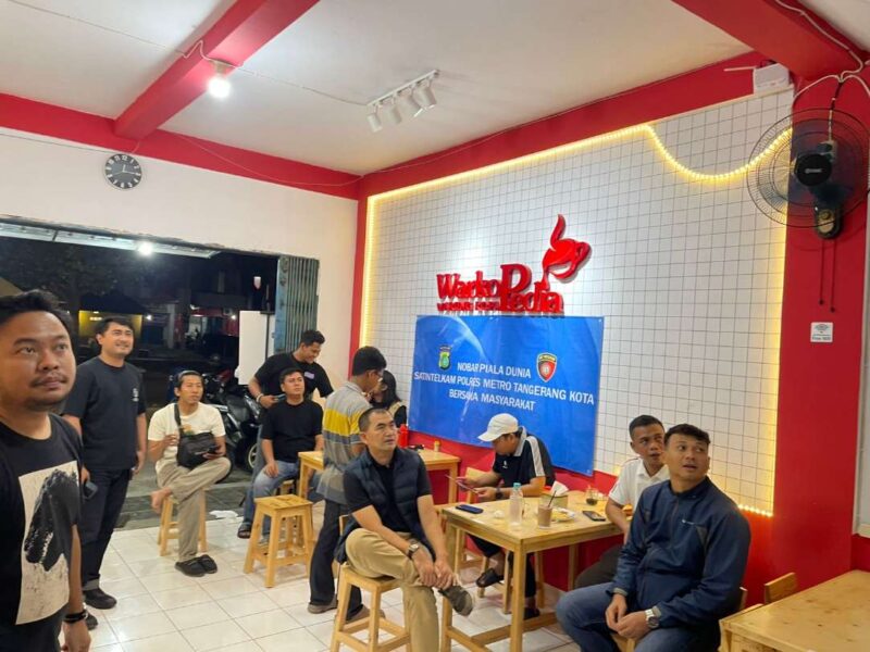 Foto: Kasat Intelkam Polres Metro Tangerang Kota, Kompol H. Dodi Abdulrohim, S.Sos., M.Krim., dan jajaran serta anggota Polsek Tangerang, Forum Kewaspadaan Dini Masyarakat (FKDM) Saat Nobar Piala Dunia.