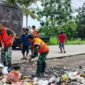 Foto: Anggota Satgas Sampah Koramil 12/Rajeg Saat Melaksanakan Pembersihan Sampah di Tanjakan. 