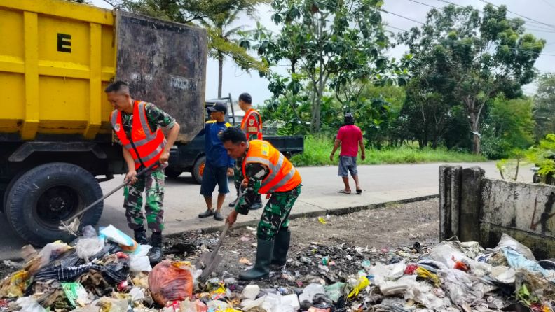 Foto: Anggota Satgas Sampah Koramil 12/Rajeg Saat Melaksanakan Pembersihan Sampah di Tanjakan. 