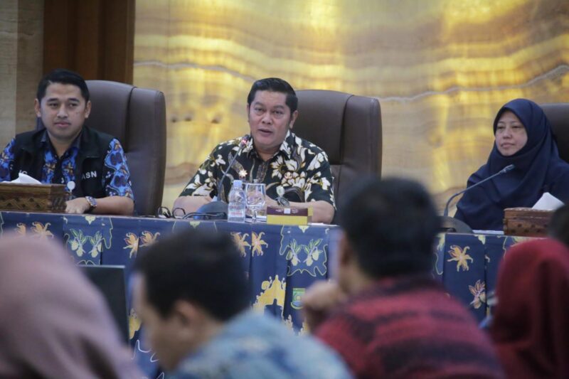 Foto: Wakil Walikota Tangerang, H. Maryono Hasan Didampingi Kadis Kominfo Ibu Mugiya dan Kabid Kominfo Bapak Iyan Saat Membuka Pelatihan Kehumasan dan Pembuatan Background Looping.