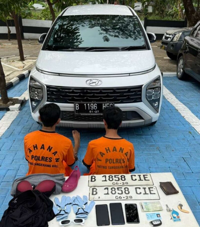 Foto: Dua Orang Pelaku Pencuri Mobil dan 1 Unit Mobil Serta Barang Bukti Lainya Saat Diamankan Polsek Pinang.