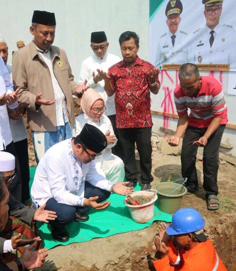 Foto: Wakil Walikota Tangerang, H. Maryono Hasan Saat Melakukan Peletakan Batu Pertama Pembangunan Masjid Jami' Al Ikhlas di Garden City Residence.