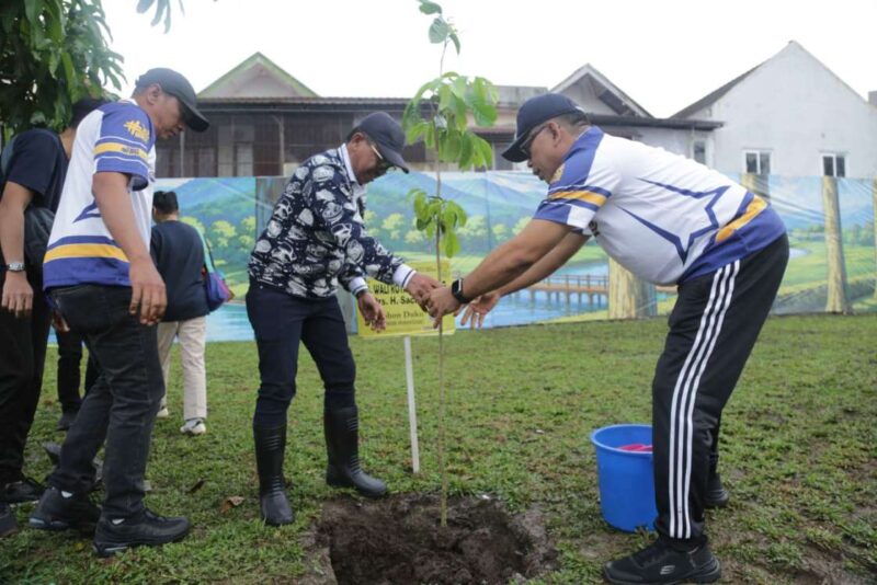 Foto: Wali Kota Tangerang, H. Sachrudin Saat Melakukan Aksi Tanam Pohon di Medan, Sumatra Utara. 