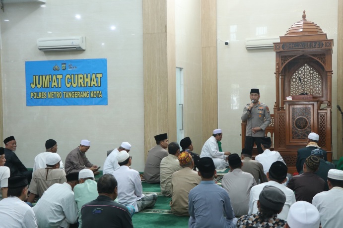 Foto: Kapolres Metro Tangerang Kota, Kombes Pol Raden Muhammad Jauhari Saat Menyampaikan Sambutan Jum'at Curhat di Cipondoh. 