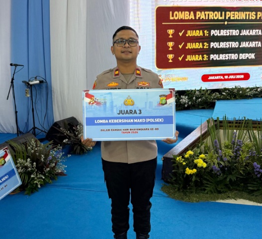 Foto: Kapolsek Pinang, Polres Metro Tangerang Kota, IPTU Adytio Wijanarko Saat Menerima Penghargaan Juara III Lomba Kebersihan Mako Kategori Polsek. Jumat (10/7/2026) di Gedung Balai Pertemuan Metro Jaya (BPMJ).