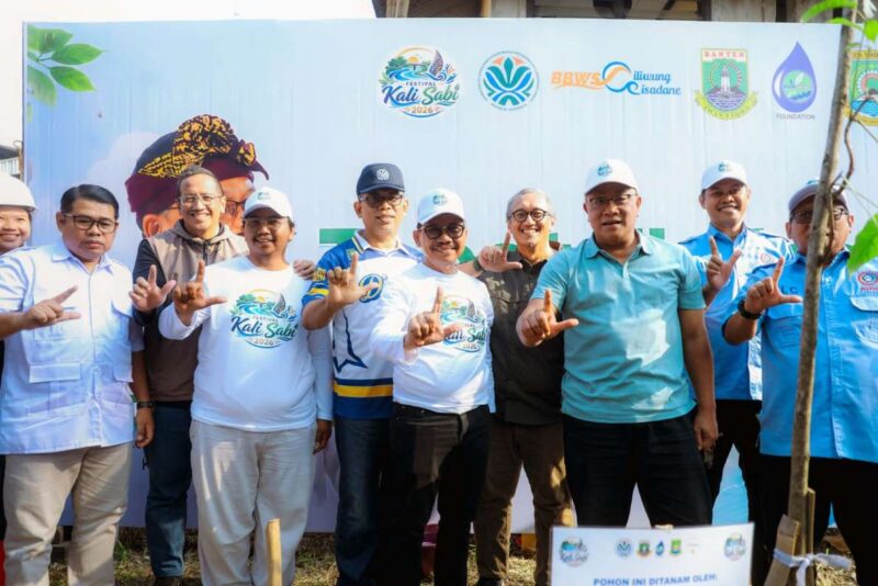 Foto: Wali Kota Tangerang, H. Sachrudin Bersama Kados LH, Wawan Fauzi Saat Sambut Menteri LH di Kota Tangerang. 