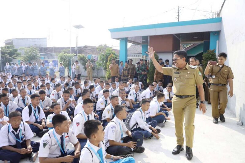 Foto: Wali Kota Tangerang, H. Sachrudin Saat Meninjau MPLS.