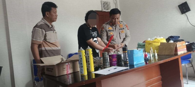 Foto: Kapolsek Pakuhaji, AKP Prapto Lasono Saat Mengecek Pelaku dan BB Bukti Upal Serta Peralatan Produksi Usai Diamankan di Mapolsek. 
