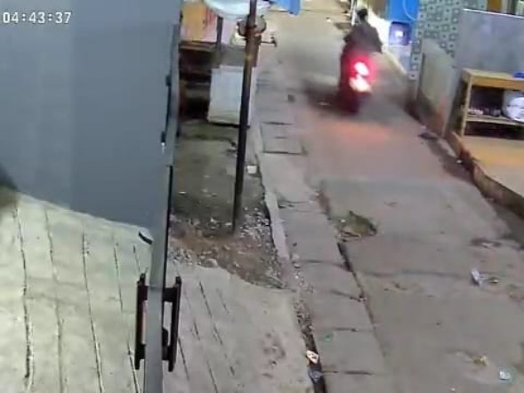 Foto: Aksi Pelaku Curanmor Terekam CCTV. 