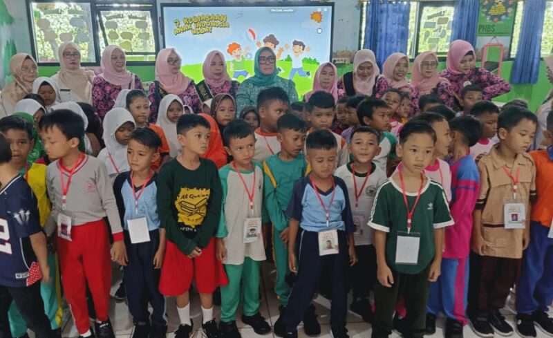 Foto: Bunda PAUD Kota Tangerang Rini Rizqiyya Maryono Berfoto Bersama Guru dan Siswa SDN 3 dan 7 Gondrong.
