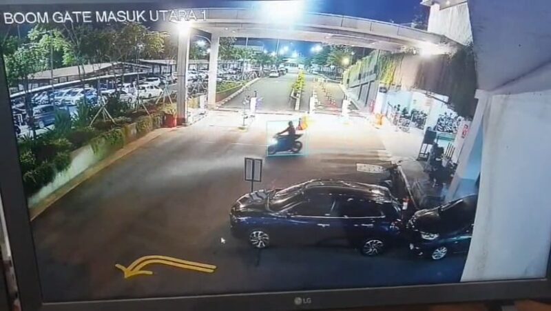 Foto: Aksi Pelaku Curanmor di Apartemen Teluknaga Terekam CCTV Saat Melakukan Aksinya.
