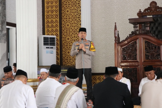 Foto: Kapolres Metro Tangerang Kota, Kombes Pol Dr. Raden Muhammad Jauhari Saat Melaksanakan Kegiatan Jumpling dan Jum'at Curhat di Jatiuwung.