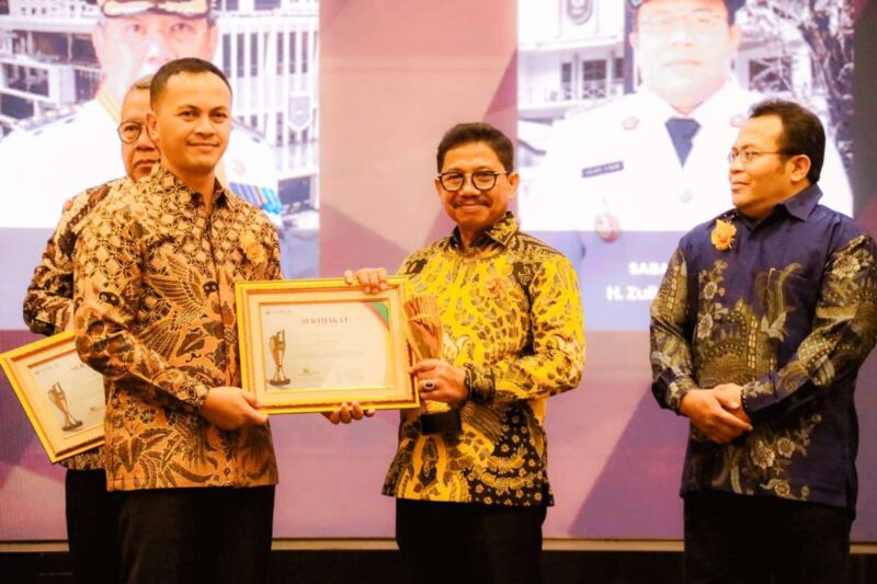 Foto: Wali Kota Tangerang, H. Sachrudin Saat Menerima Pimred Award 2026 di Yogyakarta.