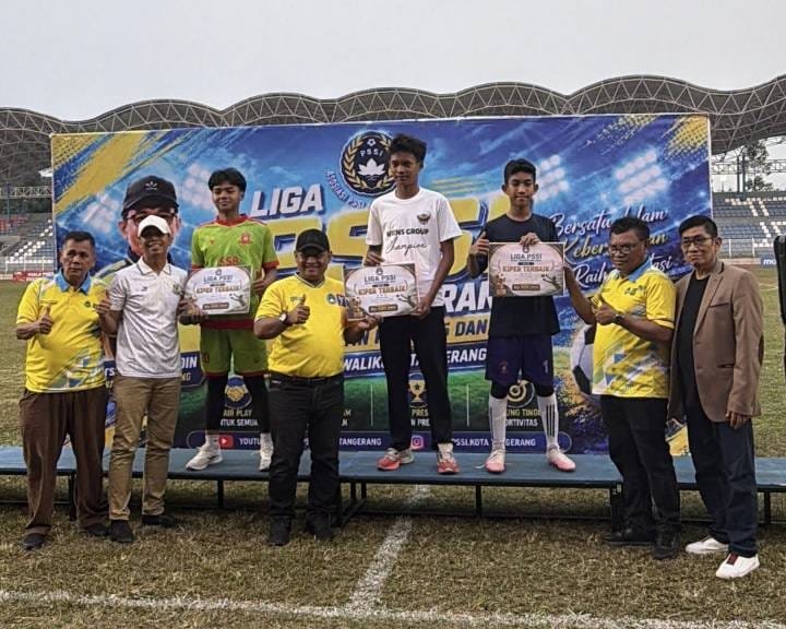 Foto: Liga Persatuan Sepak Bola Seluruh Indonesia (PSSI) Soeratin Piala Wali Kota Tangerang 2026 U-13, U-15, dan U-17 Resmi Tuntas, Kadispora Kota Tangerang, Kaonang dan Ketua PSSI Berfoto Bersama.