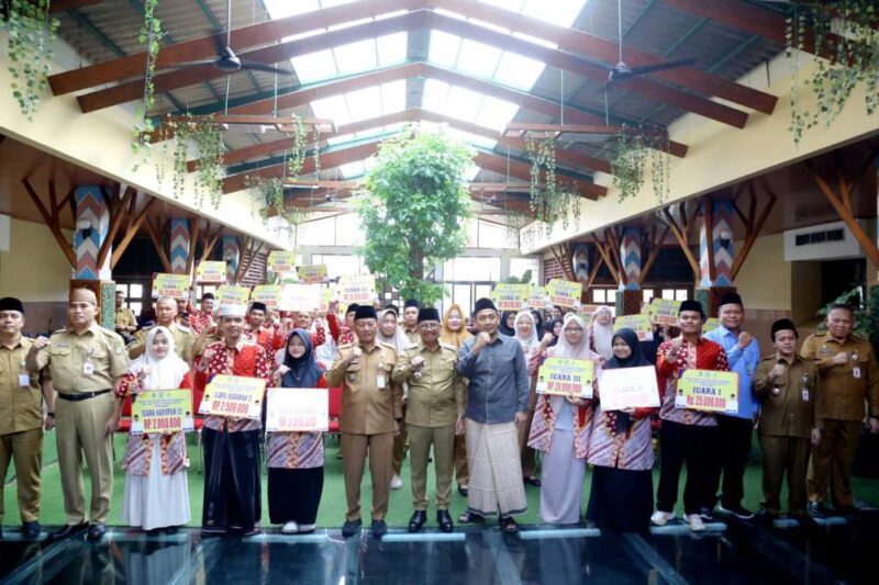 Foto: Usai Menyerahkan Bonus 1 Milyar ke Peserta MTQ, Wali Kota Tangerang H. Sachrudin Berfoto Bersama. 
