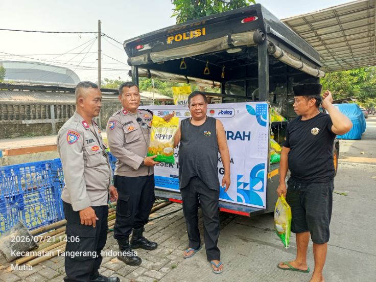 Foto: Bhabinkamtibmas Kelurahan Sukaasih Aiptu Sudaryo bersama Bhabinkamtibmas Kelurahan Babakan Aiptu Taufik Achmad Saat Menjual Beras Bulog ke Masyarakat Dengan Harga Murah.