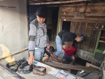 Foto: Anggota Unit Reskrim Polsek Teluknaga Saat Mengamankan Dua Orang Diduga Pelaku Pengedar Obat Keras Ilegal. 