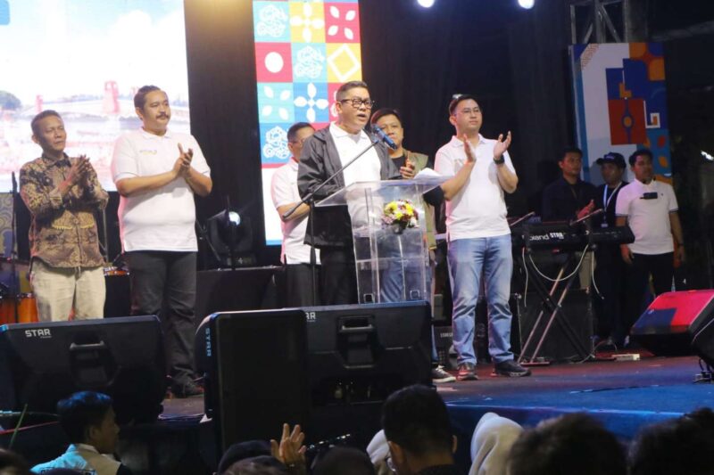 Foto: Wakil Walikota Tangerang, H. Maryono Bersama Wakil Ketua DPRD Kota Tangerang, Andri S. Permana Saat Menghadiri Penutupan Festival Cisadane 2026.
