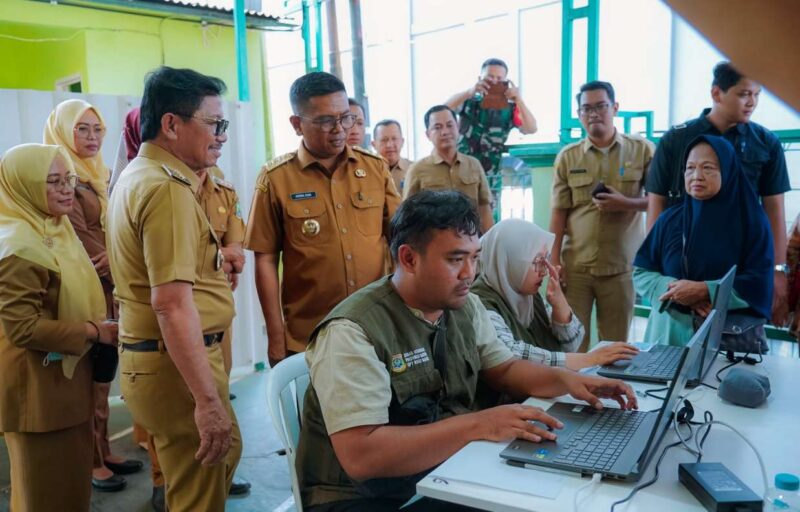 Foto: Gubernur Banten, Andra Soni Bersama Walikota dan Wakil Walikota Tangerang Saat Kunjungi Kegiatan Cek Kesehatan Gratis di Ciledug.