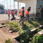 Foto: Anggota Satgas Kebersihan Kodim 0510/Trs Saat Bersihkan Sampah di Desa Babakan.